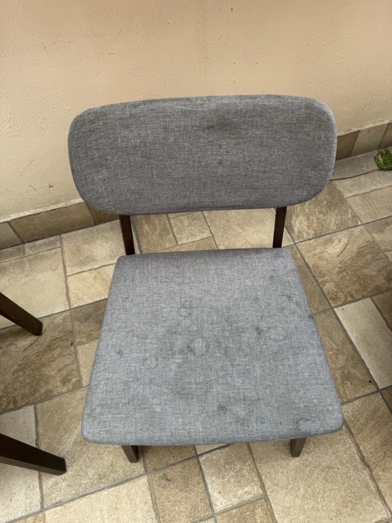 Silla con manchas y suciedad antes del servicio